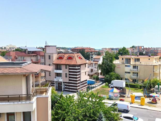 Голям Апартамент С Прекрасна Гледка Кьм Морето Ravda Exterior foto